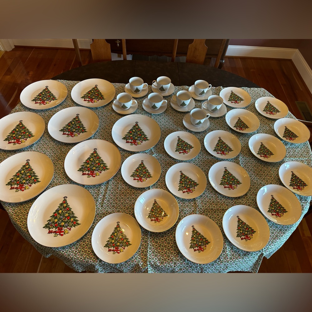 1989 Jamestown China Christmas treasure 5pc service for 8